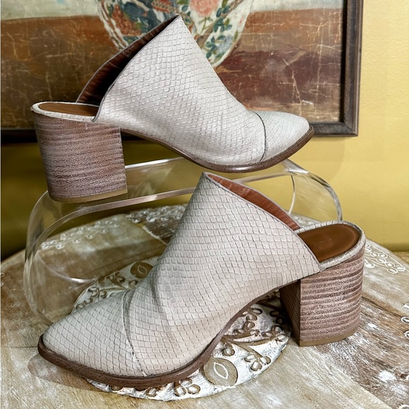 EUC Report “Tosh” Snakeskin Embossed Mule in Sand Size 7.5 - Picture 6 of 12